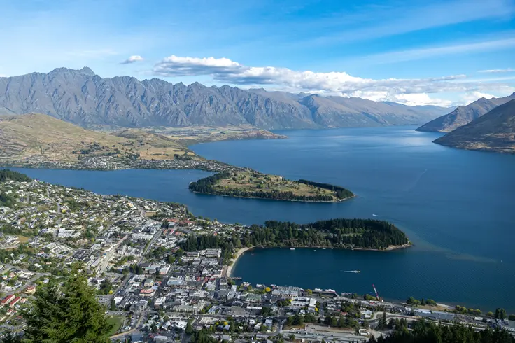 Queenstown above Lake Wakatipu — Queenstown to Wānaka taxi and Arrowtown tours